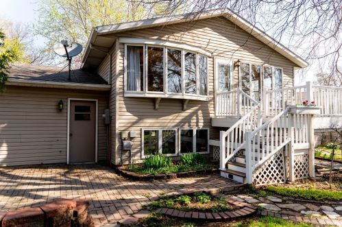 608 Jefferson Cir, Marshall, MN 56258-1948