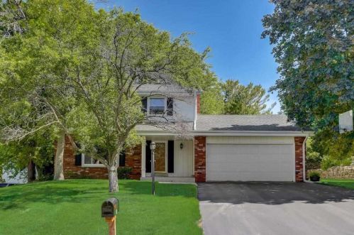 710 Cameron Cir, Chenequa, WI 53029-2509