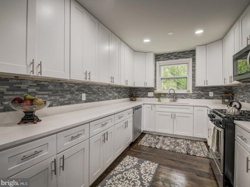 8813 Lagrange St, Lorton VA 22079-1643 exterior