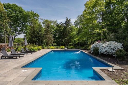 20 Cedar Rd, Elwood NY  11731-4636 exterior