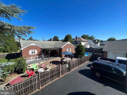 984 Charlotte St, Pottstown, PA 19464-3961