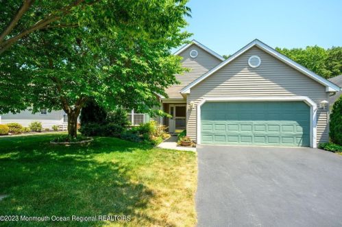 94 Foxwood Rd, Lakewood, NJ 08701-5780