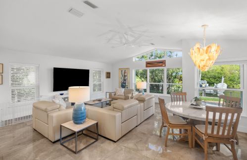 8565 Palm St, Hobe Sound, FL 33455-2928