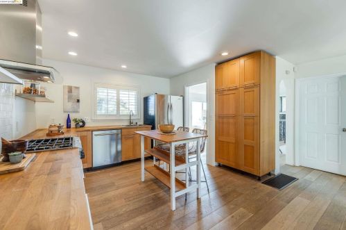 8410 Aster Ave, Oakland CA  94605-4104 exterior