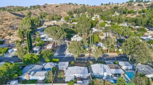 27325 Santa Clarita Rd, Santa Clarita CA  91350-1317 exterior