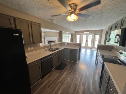 1733 Greatwood Dr, Florence KY  41042-8121 exterior