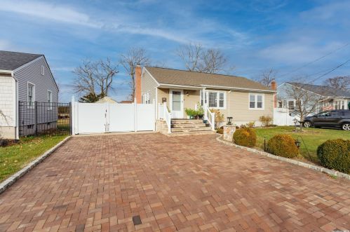 69 Mohawk Dr, Babylon, NY 11703-3303