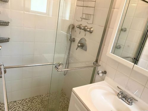 444 Middle Neck Rd, Great Neck NY  11023-1433 exterior