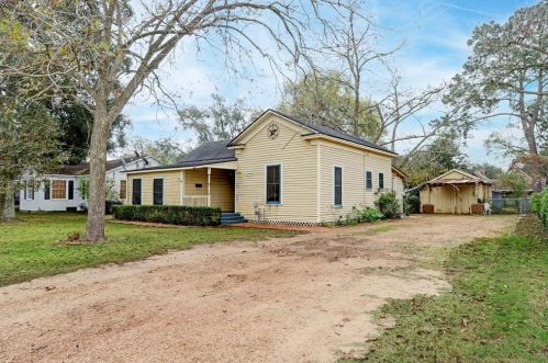 622 2nd St, Sealy, TX 77474-2229