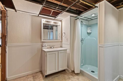 8 Sautter Dr, Uncasville CT  06382-1829 exterior