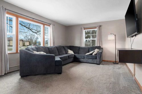 933 Plank Rd, Menasha, WI 54952-2925