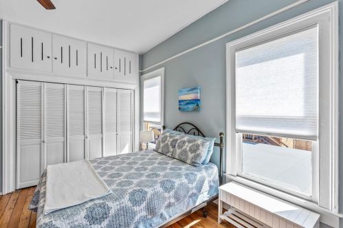 2927 Bernardo De Galvez Ave, Galveston TX 77550 exterior