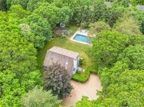 9 Cedar Dr, East Hampton NY  11937-1918 exterior