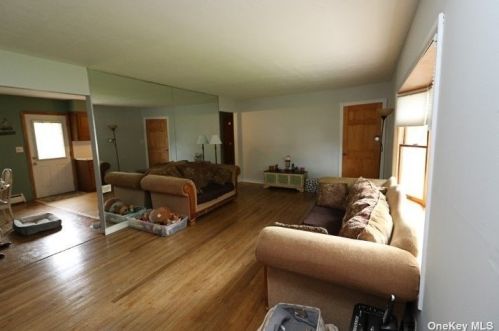 511 51st St, North Lindenhurst, NY 11757-1657