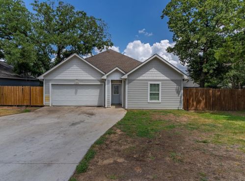 5129 Flamingo Rd, Fort Worth, TX 76119-5117