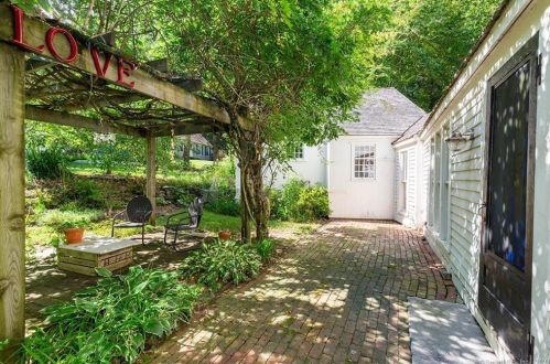 94 Glen Rd, Sandy Hook, CT 06482-1151