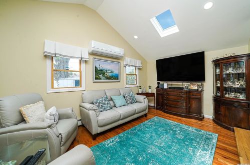 5 Victoria Rd, Babylon NY  11703-1406 exterior