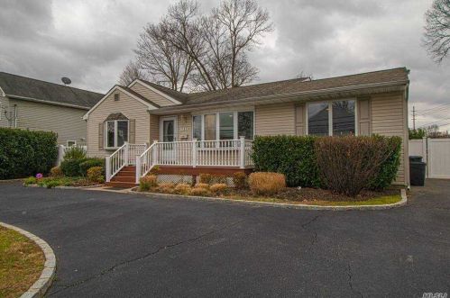 717 Oak Neck Rd, West Islip, NY 11795-3633