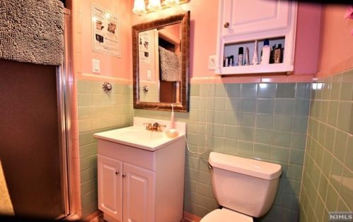 26 Elmwood Ter, Elmwood Park NJ  07407-1729 exterior