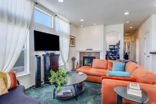 134 Bluejay Dr, Santa Rosa, CA 95409-4105