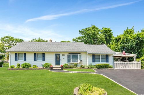 51 Minnesota Ave, Bayshore, NY 11706-5732