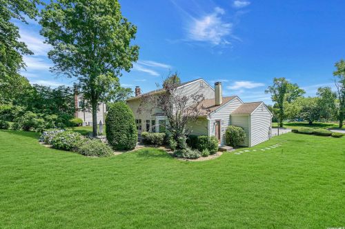 80 Stonehurst Ln, Huntington Station NY  11746-7934 exterior