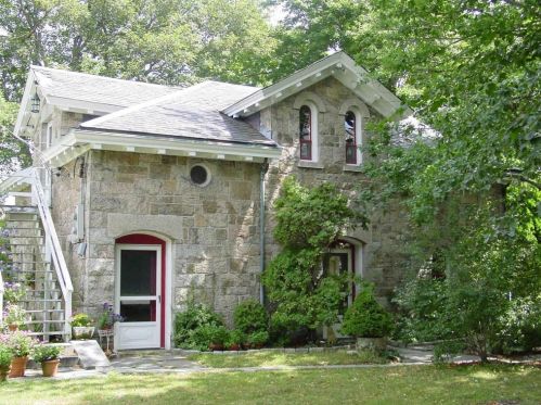 23 Greenough Pl, Middletown RI 02840-2752 exterior