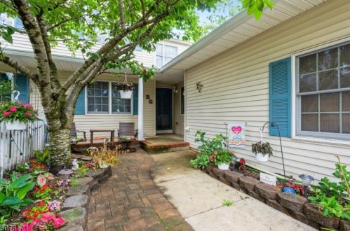 27 Cherrywood Cir, Bricktown, NJ 08724-5203