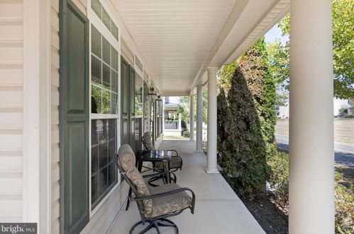 11 Broad Way, Lovettsville, VA 20180-8608