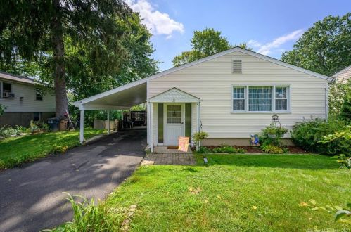 21 Island Heights Cir, Stamford, CT 06902-5427