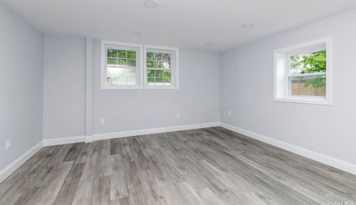 386 Silver St, Babylon NY  11704-4008 exterior