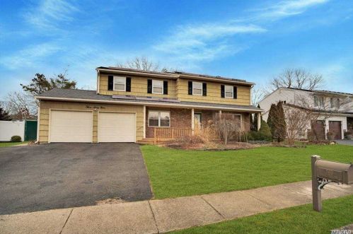 369 Singingwood Dr, Holbrook, NY 11741-2831