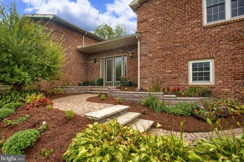 706 Sunbury St, Eshcol, PA 17062-9557