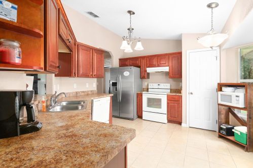 8185 180th Avenue Rd, Ocklawaha FL  32179-3750 exterior