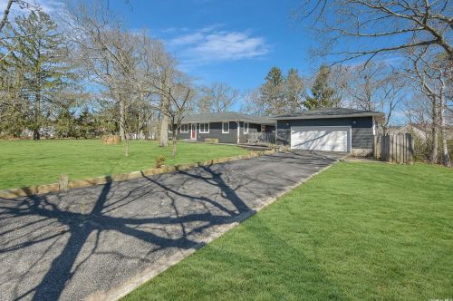 75 Aster Ave, Holtsville, NY 11742-1741