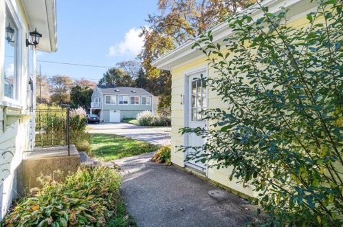 10 Wayne St, South Kingstown RI  02882-3814 exterior