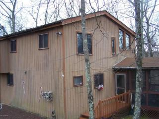 3221 Cherry Ridge Rd, Bushkill, PA 18324-7875