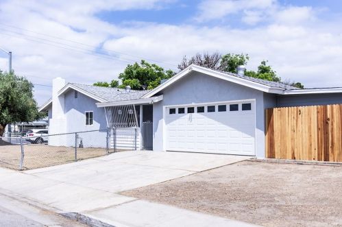 1017 White Ln, Bakersfield, CA 93307-4727