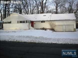 232 Saddlewood Dr, Hillsdale, NJ 07642-1367