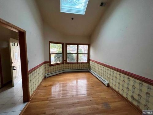 61 Bentley Dr, Franklin Lakes, NJ 07417-1942