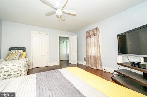 18 Barber Ave, West Deptford NJ  08096-2414 exterior