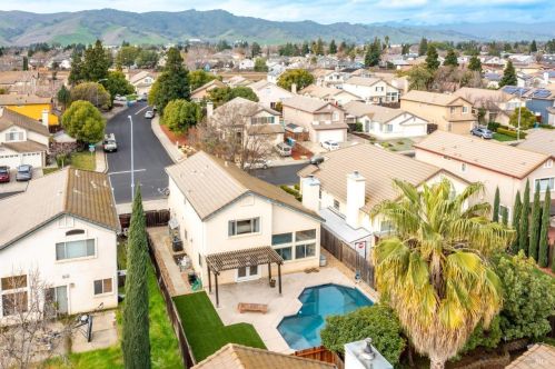 912 Celestine Cir, Vacaville CA  95687-7852 exterior