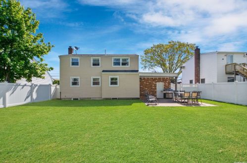 181 7th St, Bethpage, NY 11714-1905