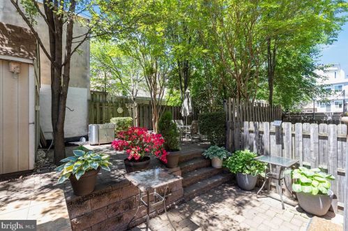 1004 3rd St, Philadelphia, PA 19123-1508