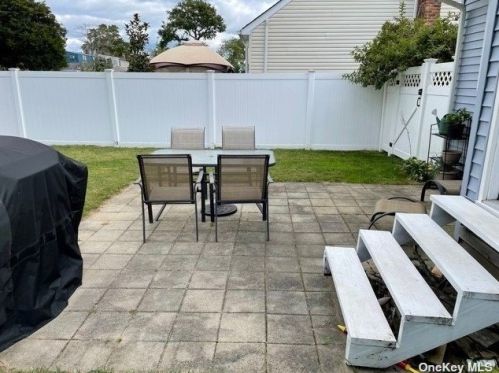 190 31 St, North Lindenhurst NY 11757-3216 exterior