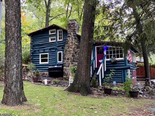 61 Park Dr, West Milford Lakes, NJ 07480-4171