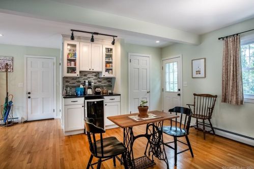 379 Glenwood Avenue Ext, Waterford CT  06385-3808 exterior