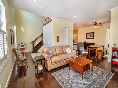 230 1st St, Oakmont, PA 15139-2165