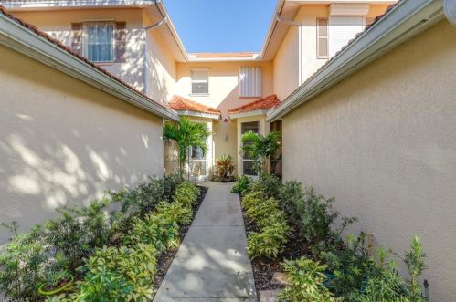 300 Robin Hood Cir, Naples, FL 34104-5420