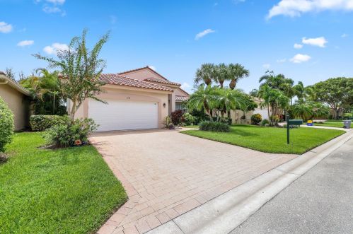 6798 Garde Rd, Boynton Beach, FL 33472-7300